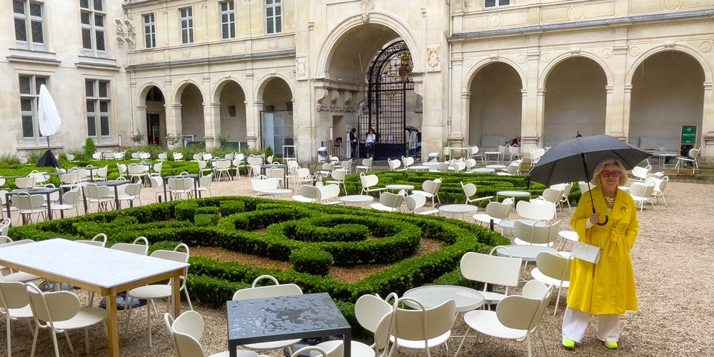 The museum's courtyard restaurant on a rainy day